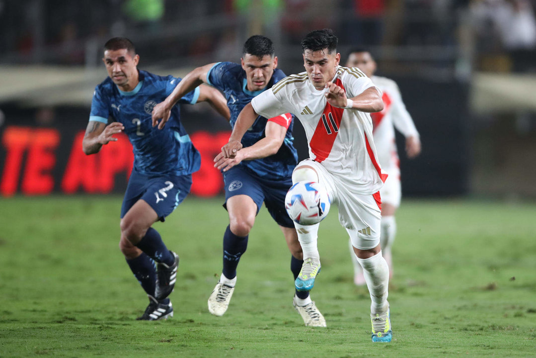Una acción del partido amistoso de Perú con Paraguay del pasado 7 de junio en Lima. En la foto, José Rivera (d), uno de los convocados por la Bicolor, conduce el balón ante la marca del paraguayo Fabián Balbuena. EFE/ Paolo Aguilar