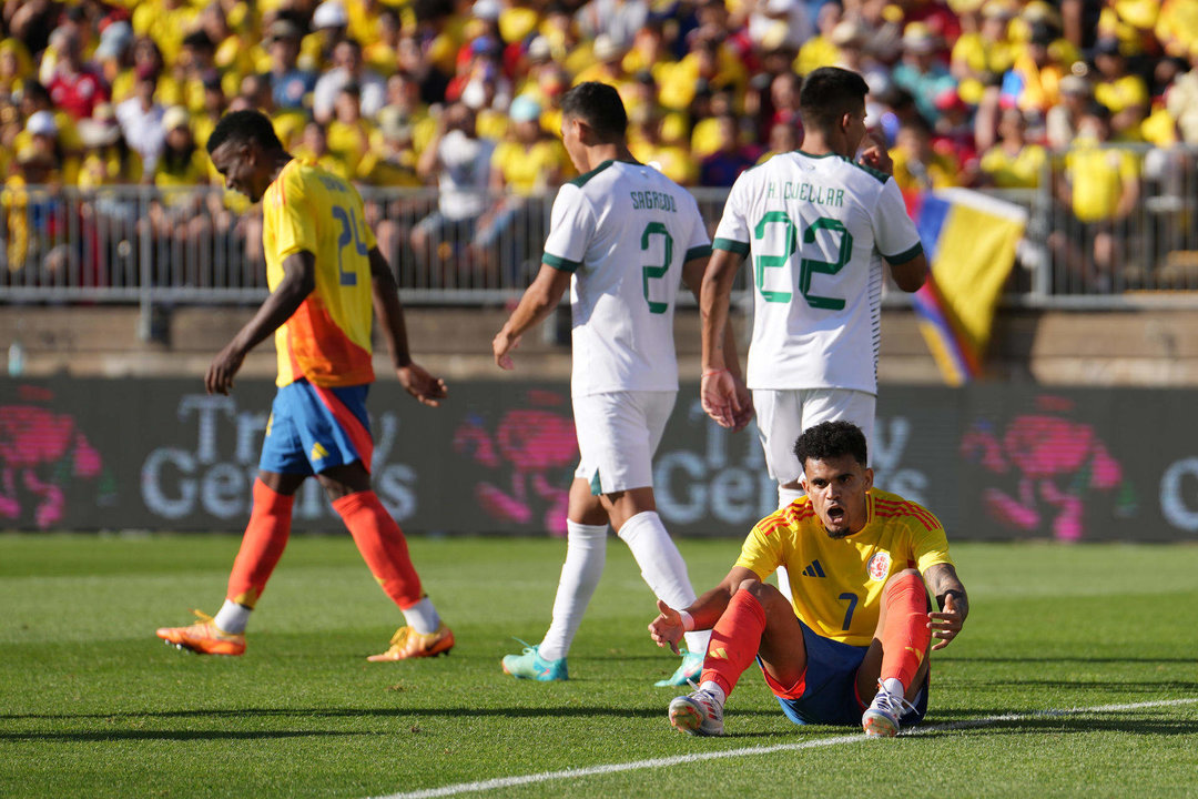 Luis Díaz (abajo) de Colombia reacciona durante un partido amistoso ante Bolivia en el estadio Rentschler Field en East Heatford (EEUU). EFE/Joe Buglewicz