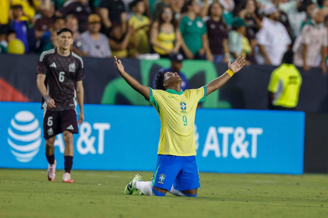El delantero brasileño Endrick Sousa reacciona tras derrotar a México durante un partido amistoso internacional de fútbol. EFE/EPA/ADAM DAVIS