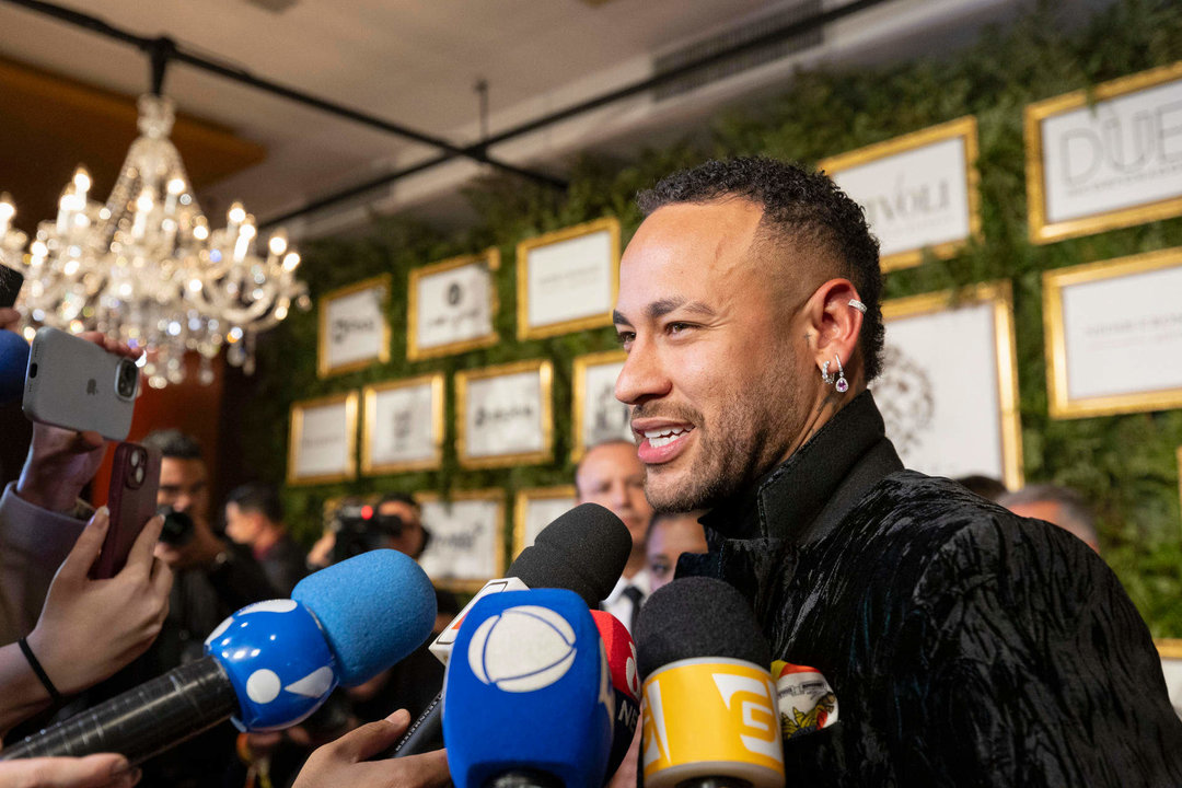 Fotografía de archivo, tomada el pasado 3 de junio, en la que se registró al futbolista brasileño Neymar, quien se recupera de una lesión en su rodilla izquierda que no le permitió disputar con su selección la Copa América. EFE/Isaac Fontana