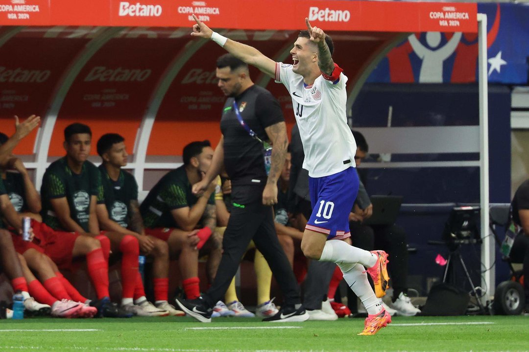 El delantero estadounidense Christian Pulisic celebra después de anotar durante un partido de la Copa América 2024. EFE/EPA/KEVIN JAIRAJ