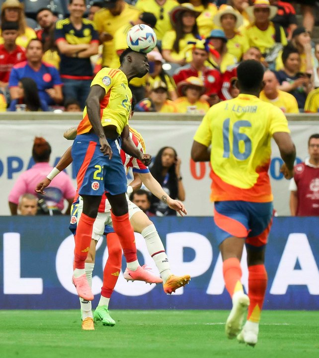 El defensor de Colombia Davinson Sánchez encabeza el balón mientras el centrocampista Jefferson Lerma (d) en Copa América 2024. EFE/EPA/LESLIE PLAZA JOHNSON