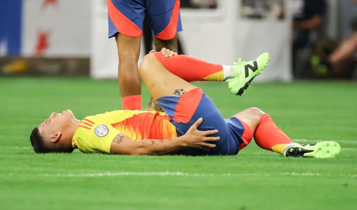 El centrocampista y capitán colombiano, James Rodríguez, fue registrado este lunes, 24 de junio, al quejarse de un golpe que recibió durante el primer partido del grupo D de la Copa América contra Paraguay, en el estadio NRG de Houston (Texas, EE.UU.). EFE/Leslie Plaza