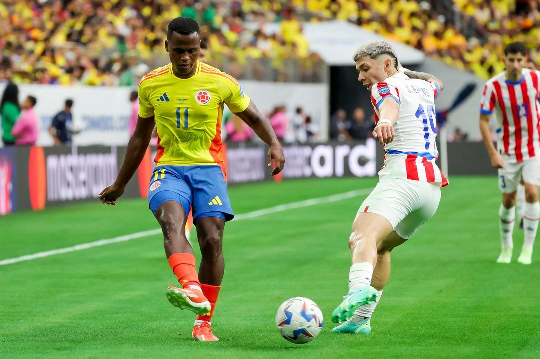 El centrocampista colombiano Jhon Arias (i) y el delantero paraguayo Julio Enciso (d) en un partido de la Copa América 2024. EFE/EPA/LESLIE PLAZA JOHNSON