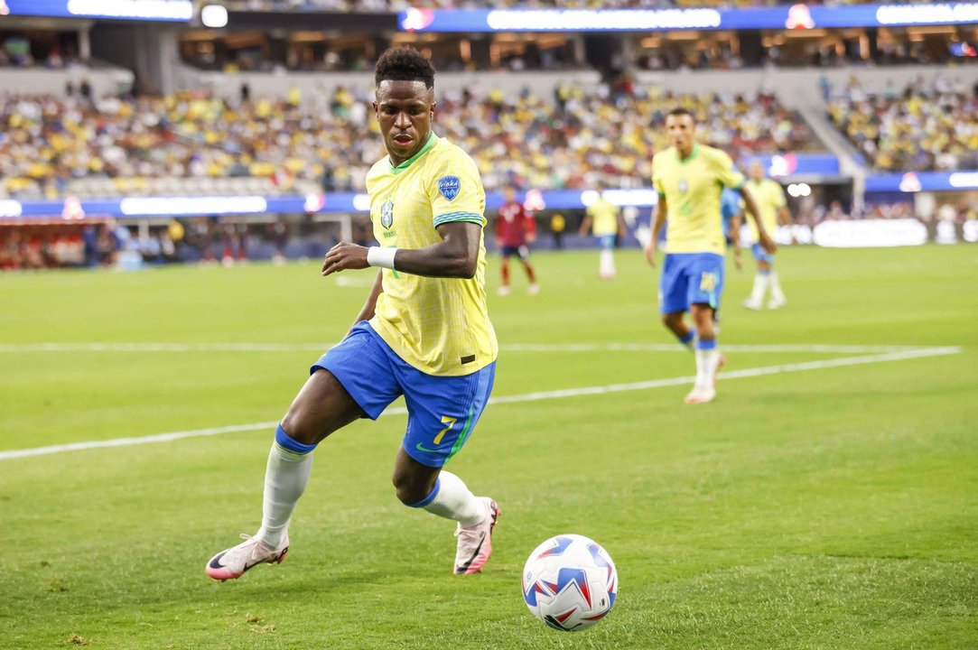 El delantero brasileño Vinicius Junior juega el balón durante la segunda mitad del partido de fútbol del grupo D de la CONMEBOL Copa América 2024 entre Brasil y Costa Rica, en Inglewood, California, EE.UU. EFE/EPA/CAROLINE BREHMAN