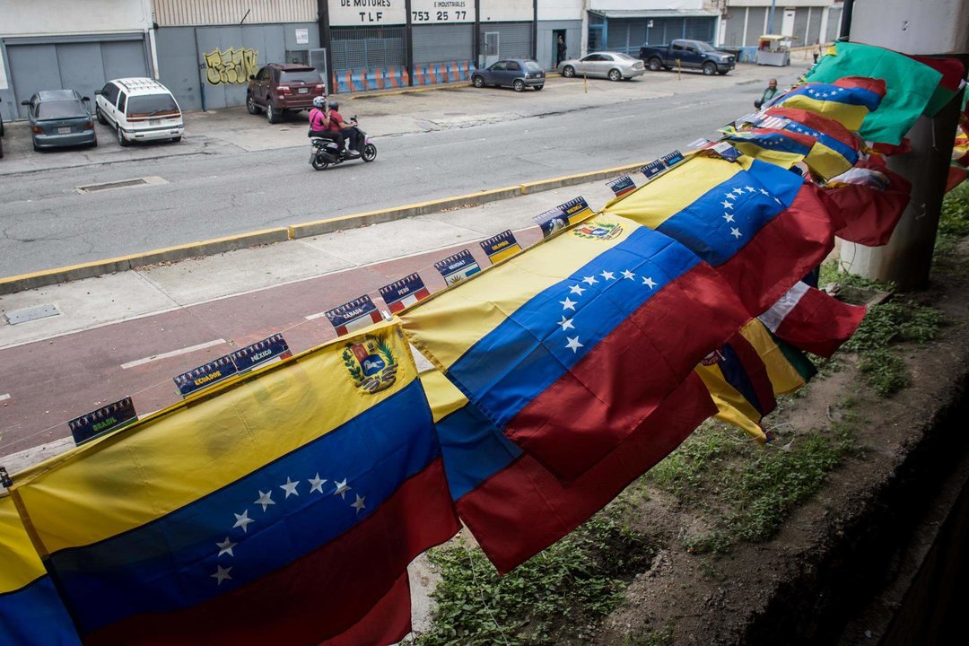 Fotografía de un puesto de venta de banderas de Venezuela en Caracas (Venezuela). EFE/ Miguel Gutierrez