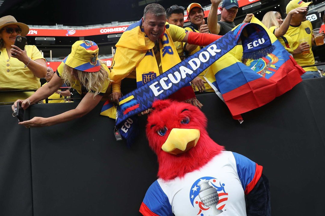 Aficionados ecuatorianos tiñeron este miércoles de amarillo gran parte de las 65.00 asientos del Allegiant Stadium de Las Vegas (Nevada) para el crucial partido de la Tri frente a Jamaica de la segunda jornada de la fase de grupos de la Copa América. EFE/EPA/CAROLINE BREHMAN