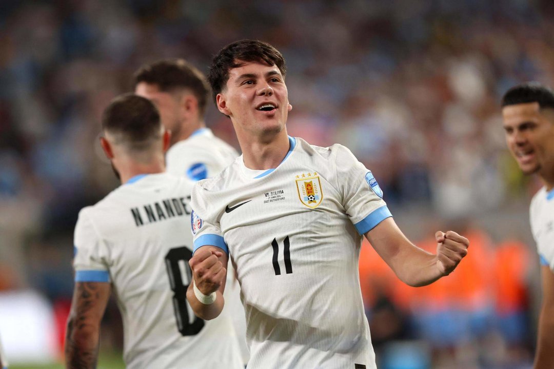 El extremo uruguayo Facundo Pellistri fue registrado este jueves, 27 de junio, al celebrar un gol que le anotó a Bolivia, durante un partido del grupo C de la Copa América, en el estadio MetLife de East Rutherford (Nueva Jersey, EE.UU.). EFE/Justin Lane