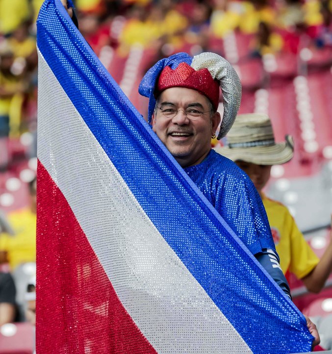 Un aficionado luce este viernes la bandera de Costa Rica a horas del partido de la Copa América de Estados Unidos contra Colombia en Glendale (Arizona). EFE/EPA/JOHN G. MABANGLO