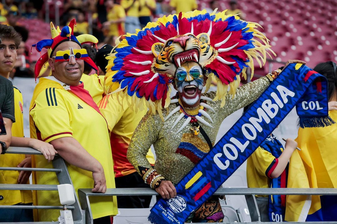 Aficionados de Colombia fueron registrados este viernes, 28 de junio, antes de que el equipo nacional de fútbol de su país se enfrente al similar de Costa Rica por el grupo D de la Copa América, en el estadio State Farm de Glendale (Arizona, EE.UU.). EFE/John G. Mabanglo