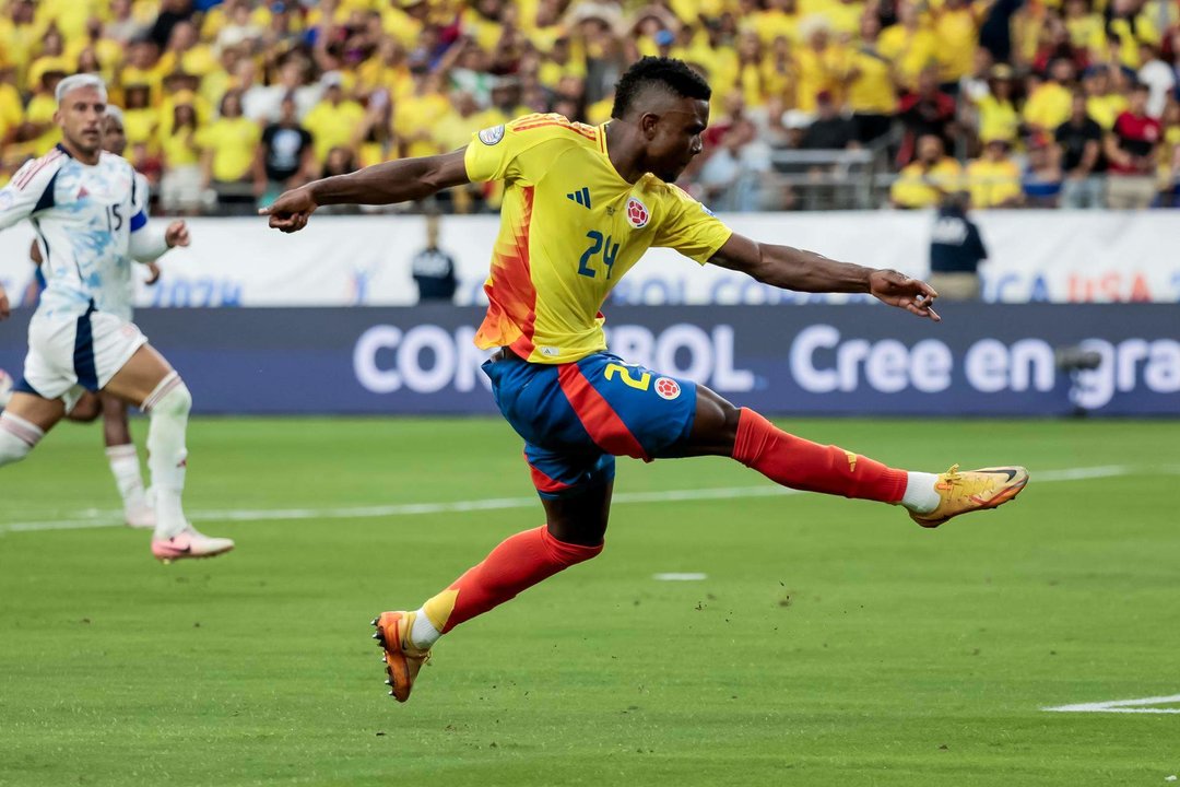 El delantero colombiano Jhon Córdoba (c) fue registrado este viernes, 28 de junio, luego del disparo que convirtió en el tercer de su país a Costa Rica, durante un partido del grupo D de la Copa América, en el estadio State Farm de Glendale (Arizona, EE.UU.). EFE/John G. Mabanglo