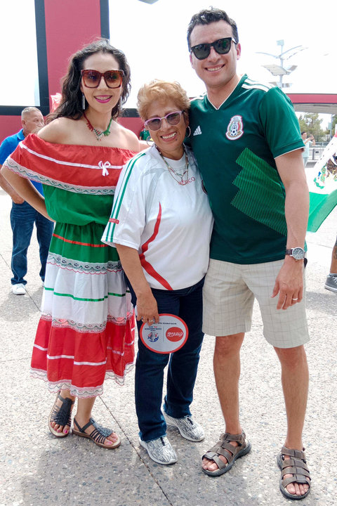 Hinchas de México posan en una fila para ingresar al partido de Copa América 2024. EFE/ Claudia Aguilar