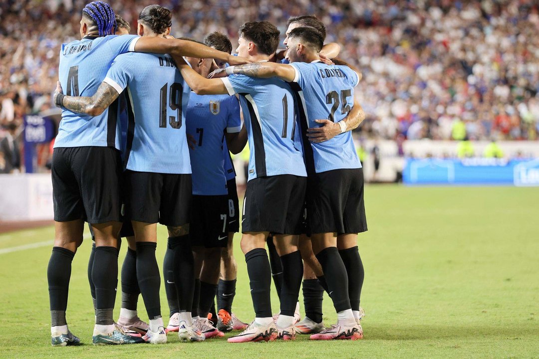 Jugadores de la selección uruguaya de fútbol fueron registrados este lunes, 1 de julio, al celebrar un gol que su compañero Mathías Olivera le anotó a Estados Unidos, durante el partido final del grupo C de la Copa América 2024, en el estadio Arrowhead de Kansas City (Misuri, EE.UU.). EFE/William Purnell