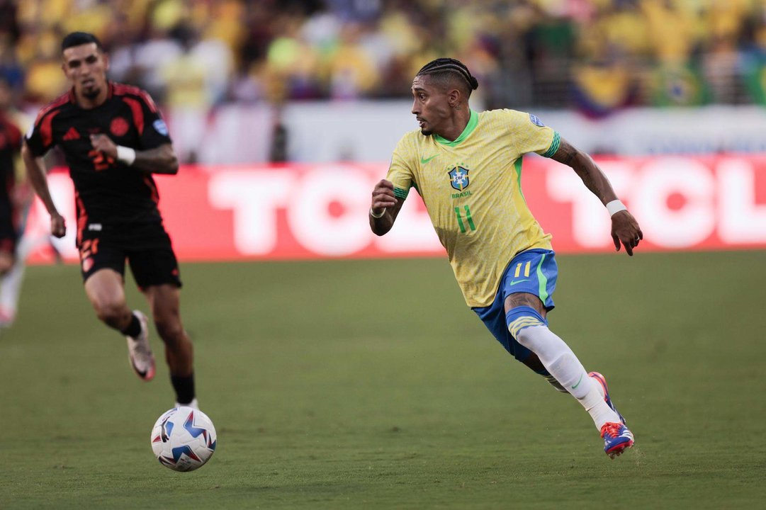 El delantero brasileño Raphinha (d) fue registrado este martes, 2 de julio, al superar la  marca del lateral colombiano Daniel Muñoz, durante el partido de cierre del grupo D de la Copa América 2024, en el Levi´s Stadium de Santa Clara (California, EE.UU.) EFE/John G. Mabanglo