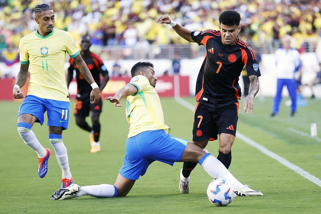 El lateral y capitán de la selección brasileña de fútbol, Danilo (c), fue registrado este martes, 2 de julio, al marcar el avance del delantero colombiano Luis Díaz, durante el partido de cierre del grupo C de la Copa América 2024, en el Levi´s Stadium de Santa Clara (California, EE.UU.). EFE/John G. Mabanglo