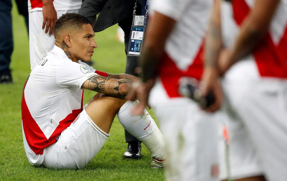 "Apenado, triste y frustrado". As&iacute; se declar&oacute;, por la decepcionante campa&ntilde;a de Per&uacute; en la Copa Am&eacute;rica de Estados Unidos a su regreso a Lima el delantero Paolo Guerrero, quien aparece sentado en una fotograf&iacute;a de archivo. EFE/Julio C&eacute;sar Guimar&atilde;es