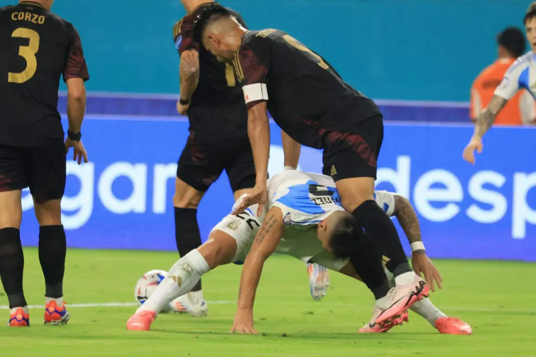 Lautaro Mart&iacute;nez (abajo) de Argentina en acci&oacute;n contra Paolo Guerrero (arriba) de Per&uacute; durante la Copa Am&eacute;rica 2024. EFE/EPA/CRIST&Oacute;BAL HERRERA-ULASHKEVICH