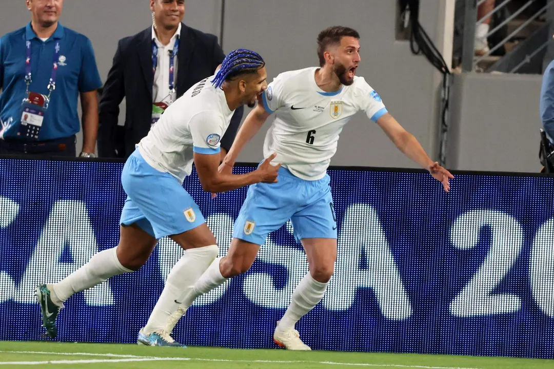 El centrocampista uruguayo Rodrigo Bentancur (d) fue registrado el pasado 27 de junio al celebrar un gol que le anot&oacute; a Bolivia, durante un partido del grupo C de la Copa Am&eacute;rica 2024, en el estadio MetLife de East Rutherford (Nueva Jersey, EE.UU.). EFE/Justin Lane
