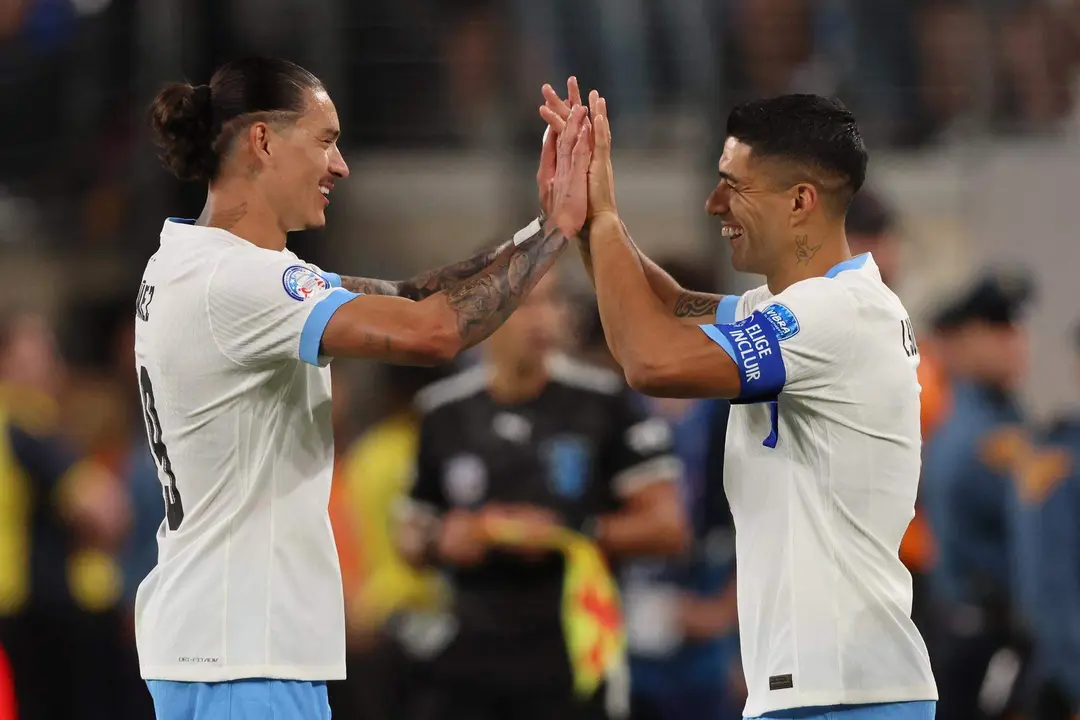 El delantero uruguayo Darwin N&uacute;&ntilde;ez (i) fue registrado el pasado 27 de junio al saludar a su compa&ntilde;ero de equipo y tambi&eacute;n atacante Luis Suarez, quien lo sustituy&oacute; en el partido contra Bolivia v&aacute;lido por el grupo C de la Copa Am&eacute;rica 2024, en el estadio MetLife de East Rutherford (Nueva Jersey, EE.UU.). EFE/Justin Lane