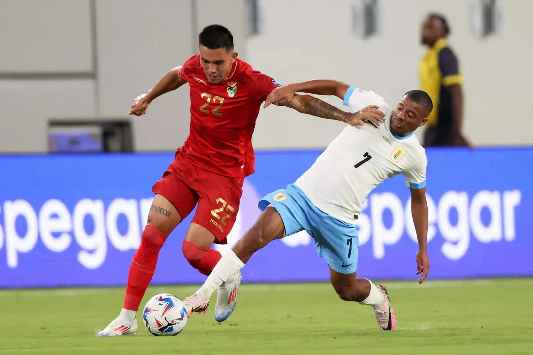 El centrocampista uruguayo Nicol&aacute;s de la Cruz (d) fue registrado el pasado 27 de junio al disputar un bal&oacute;n con el volante boliviano H&eacute;ctor Cuellar (i), durante un partido del grupo C de la Copa Am&eacute;rica 2024, en el estadio MetLife de East Rutherford (Nueva Jersey, EE.UU.). EFE/Justin Lane