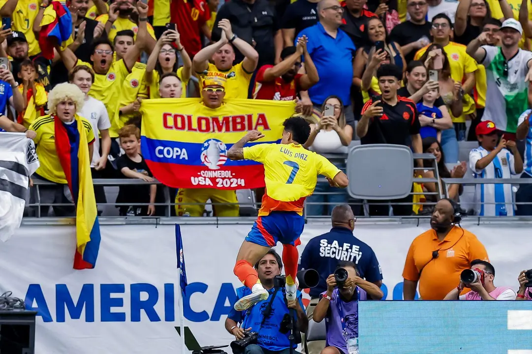 El delantero Luis D&iacute;az es uno de los s&iacute;mbolos de la solidez ofensiva de la selecci&oacute;n de Colombia, que el 6 de julio extendi&oacute; en Glendale (Arizona) un invicto que ya dura 27 partidos. EFE/EPA/John G. Mabanglo