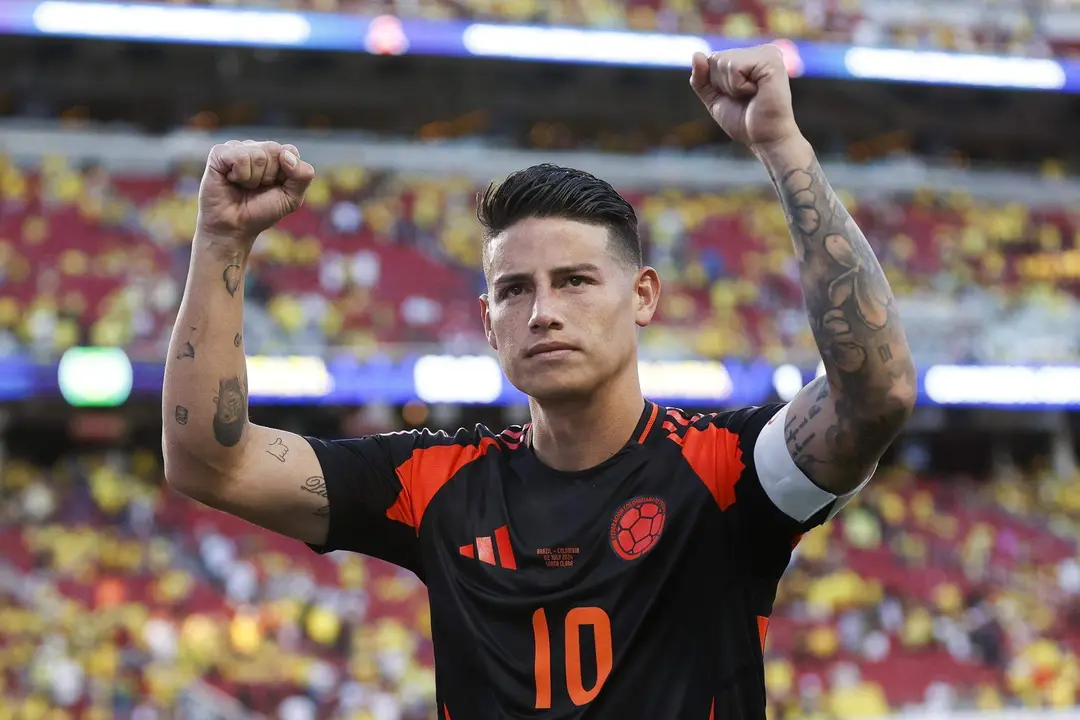 El mediocampista colombiano James Rodriguez saluda al p&uacute;blico en el partido ante Brasil por la Copa Am&eacute;rica 2024. EFE/JOHN G. MABANGLO