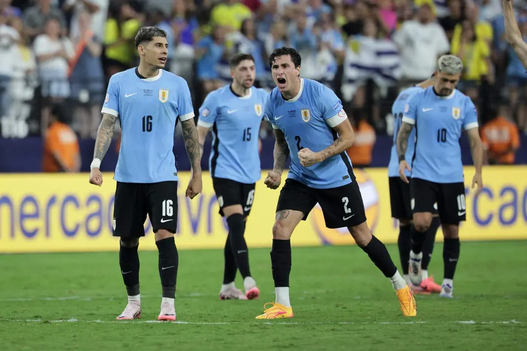 Los uruguayos Mathias Olivera, Federico Valverde, Jos&eacute; Gim&eacute;nez y Giorgian De Arrascaeta durante los lanzamientos de penaltis ante Brasil en Las Vegas, Nevada. EFE/EPA/ALLISON DINNER