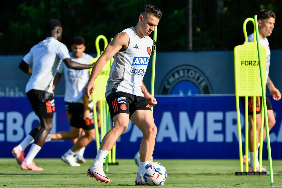 El delantero Rafael Santos Borr&eacute; aparece en primer plano durante un pasaje del primer entrenamiento a puerta cerrada de la selecci&oacute;n colombiana de f&uacute;tbol, este lunes en Charlotte (Carolina del Norte), a un d&iacute;a del partido de semifinales de la Copa Am&eacute;rica de Estados Unidos contra la de Uruguay. EFE/ FCF / SOLO USO EDITORIAL/