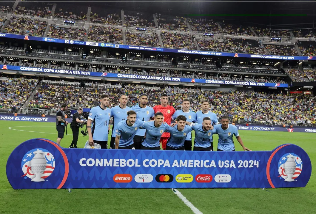 El equipo titular de Uruguay que se impuso por cobros penales a Brasil en los cuartos de final de la Copa Am&eacute;rica fue registrado el pasado 6 de julio en el estadio Allegiant de Las Vegas (Nevada, EE.UU.) EFE/Allison Dinner