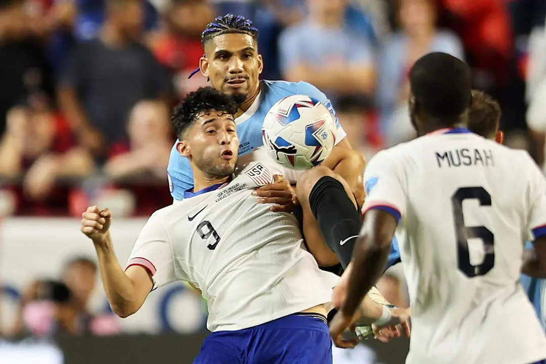 El jugador uruguayo Ronald Araujo (detr&aacute;s) en la disputa de un bal&oacute;n ante Ricardo Pepi de Estados Unidos por la Copa Am&eacute;rica 2024. EFE/WILLIAM PURNELL