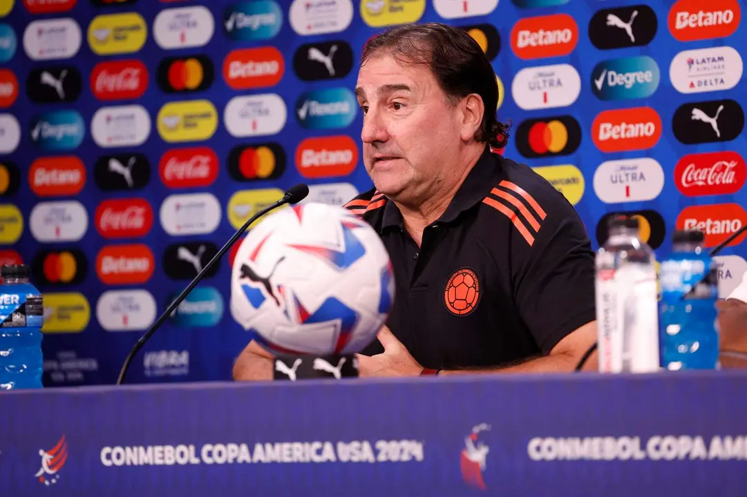 Imagen de archivo del seleccionador de Colombia, el argentino N&eacute;stor Lorenzo, quien compareci&oacute; este martes ante la prensa para hablar del partido de semifinales de la Copa Am&eacute;rica de Estados Unidos con Uruguay, este mi&eacute;rcoles en Charlotte (Carolina del Norte). EFE/EPA/John G. Mabanglo