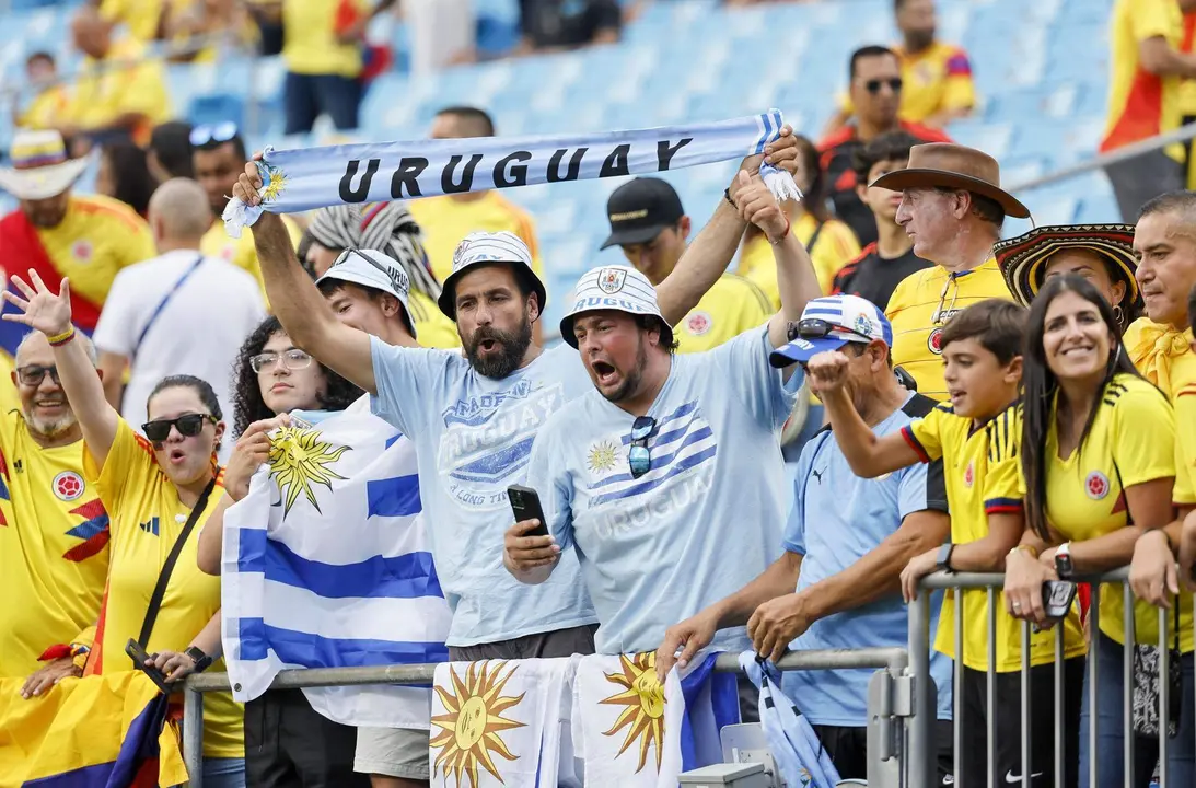 Aficionados de Uruguay y Colombia fueron registrados este mi&eacute;rcoles, 10 de julio, antes del inicio de la segunda semifinal de la Copa Am&eacute;rica 2024 que disputar&aacute;n las selecciones de f&uacute;tbol de sus pa&iacute;ses, en las gradas del estadio Bank of America de Charlotte (Carolina de Norte, EE.UU.). EFE/Erik S. Lesser
