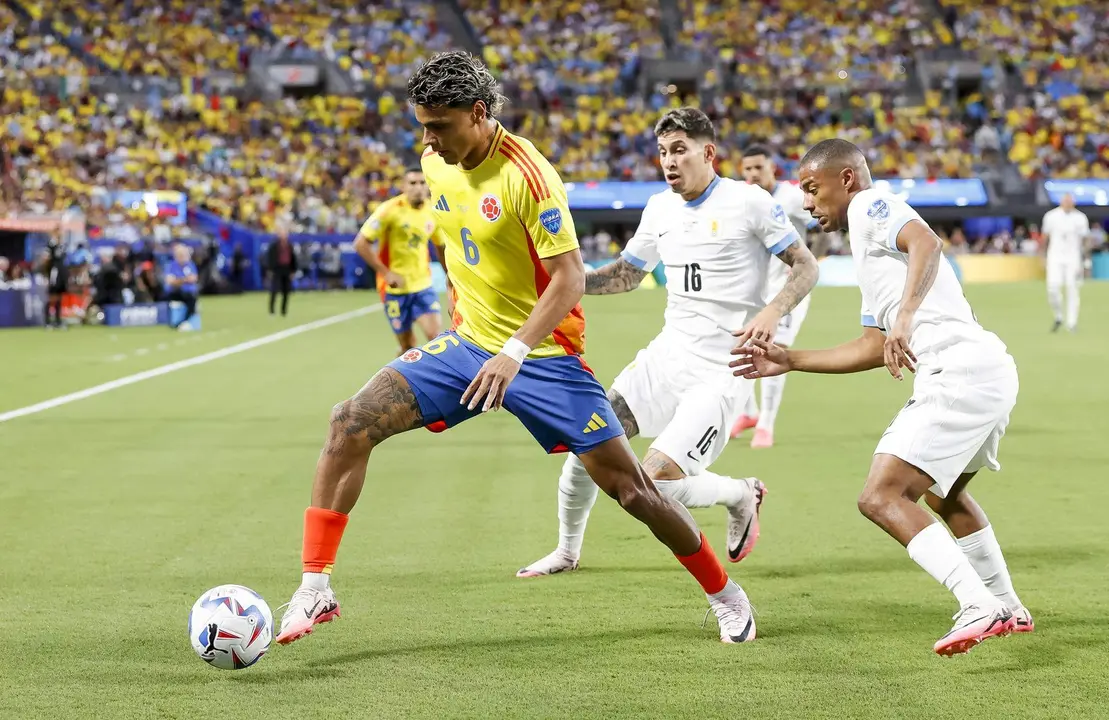 El centrocampista colombiano Richard R&iacute;os (2-d) fue registrado este mi&eacute;rcoles, 10 de julio, al defender un bal&oacute;n ante la marca de los uruguayos Math&iacute;as Olivera (c) y Nicol&aacute;s de la Cruz (d), durante la segunda semifinal de la Copa Am&eacute;rica 2024, en el estadio Bank of America de Charlotte (Carolina del Norte, EE.UU.). EFE/Brian Westerholt