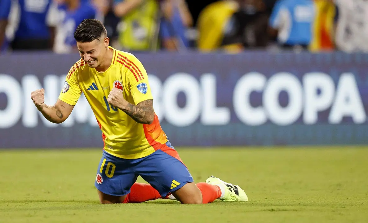 El centrocampista y capit&aacute;n de Colombia, James Rodr&iacute;guez, fue registrado este mi&eacute;rcoles, 10 de julio, al celebrar el paso de su equipo a la final de la Copa Am&eacute;rica 2024, luego de la segunda semifinal del certamen, en el estadio Bank of America de Charlotte (Carolina del Norte, EE.UU.). EFE/Erik S. Lesser