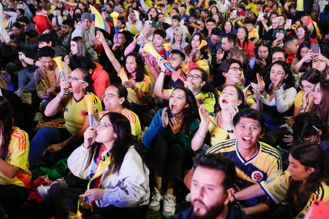 Aficionados de la selecci&oacute;n colombiana de f&uacute;tbol fueron registrados este mi&eacute;rcoles, 10 de julio, al concentrarse para ver la transmisi&oacute;n de la segunda semifinal de la Copa Am&eacute;rica 2024 contra Uruguay, en el Parque de la 93 de Bogot&aacute; (Colombia). EFE/Carlos Ortega