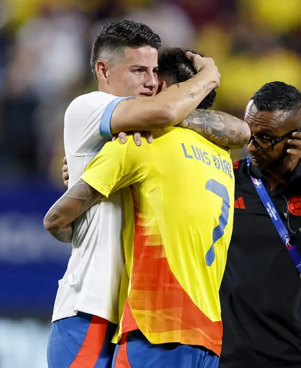 El centrocampista y capit&aacute;n de Colombia, James Rodr&iacute;guez (i) fue registrado este mi&eacute;rcoles, 10 de julio, al abrazar a su compa&ntilde;ero y delantero Luis D&iacute;az (d), despu&eacute;s de derrotar a Uruguay por 1-0 en la segunda semifinal de la Copa Am&eacute;rica 2024, en el estadio Bank of America de Charlotte (Carolina del Norte, EE.UU.). EFE/Erik S. Lesser