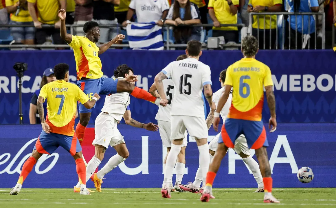 El centrocampista colombiano Jefferson Lerma (2-d) fue registrado este mi&eacute;rcoles, 10 de julio, tras cabecear un bal&oacute;n que convirti&oacute; en el gol de la victoria de su equipo 0-1 sobre Uruguay, durante la segunda semifinal de la Copa Am&eacute;rica 2024, en el estadio Bank of America de Charlotte (Carolina del Norte, EE.UU.). EFE/Erik S. Lesser