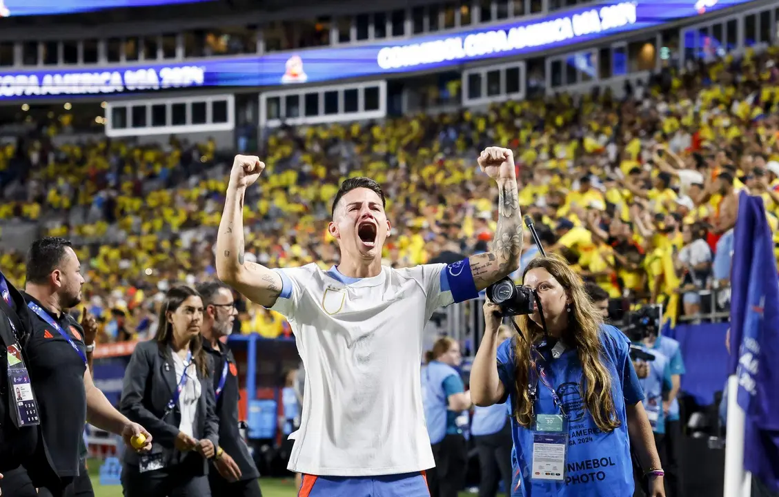 El centrocampista y capit&aacute;n de Colombia, James Rodr&iacute;guez (c), fue registrado este mi&eacute;rcoles, 10 de julio, al celebrar la victoria de su equipo por 1-0 sobre Uruguay y su paso a la final de la Copa Am&eacute;rica 2024, al final de la segunda semifinal del torneo, en el estadio Bank of America de Charlotte (Carolina del Norte, EE.UU.). EFE/Erik S. Lesser
