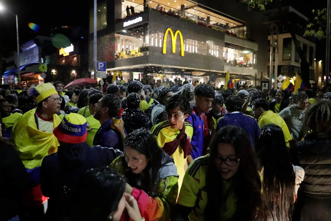 Aficionados de la selecci&oacute;n colombiana de f&uacute;tbol celebran el paso a la final de la Copa Am&eacute;rica este mi&eacute;rcoles en la ciudad de Bogot&aacute; (Colombia). EFE/ Carlos Ortega