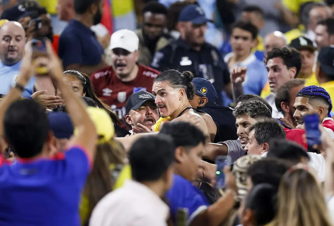 Darwin N&uacute;&ntilde;ez (C) de Uruguay se pelea con sus fans despu&eacute;s de que Uruguay en la Copa Am&eacute;rica 2024. . EFE/EPA/BRIAN WESTERHOLT