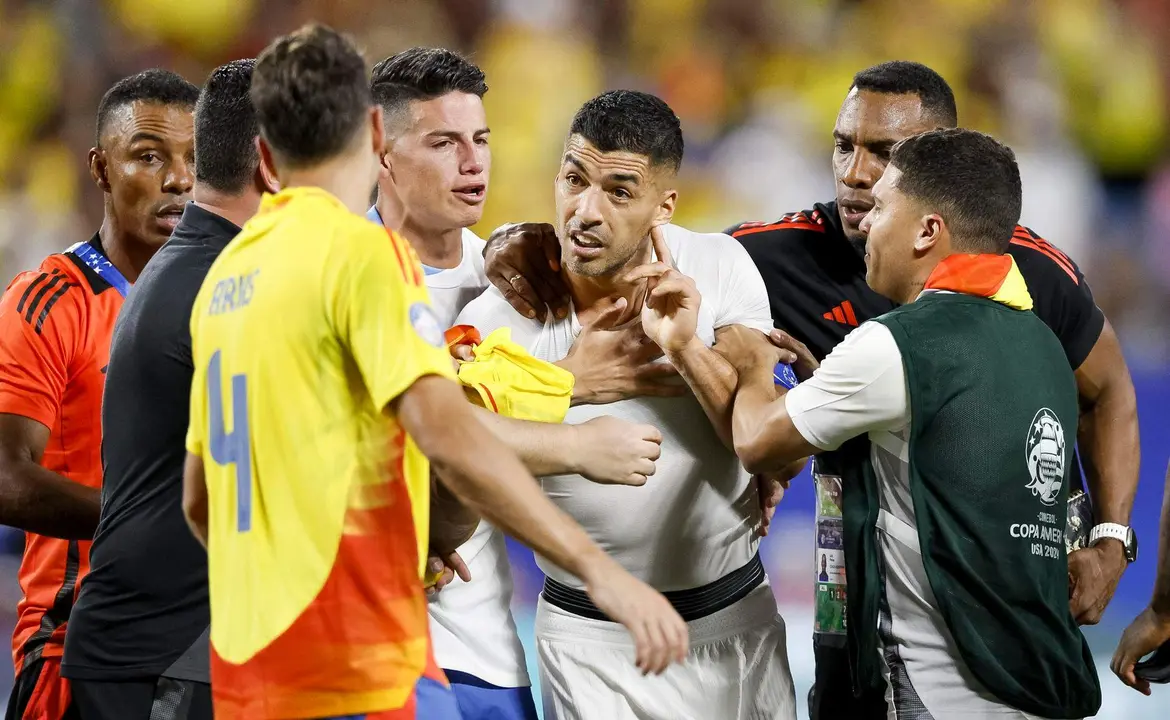 El delantero uruguay Luis Su&aacute;rez (3-d) fue registrado este mi&eacute;rcoles, 10 de julio, al discutir con el defensa colombiano Santiago Arias (3-i) y con el capit&aacute;n cafetero, James Rodr&iacute;guez (4-i), al final de la segunda semifinal de la Copa Am&eacute;rica, en el estadio Bank of America de Charlotte (Carolina del Norte, EE.UU.). EFE/Erik S. Lesser