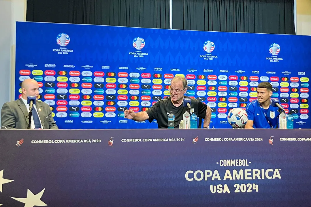 Imagen de archivo del entrenador de la selecci&oacute;n de f&uacute;tbol de Uruguay Marcelo Bielsa (C), asiste a una rueda de prensa junto al futbolista Maximiliano Ara&uacute;jo (d). EFE/ Albert Traver
