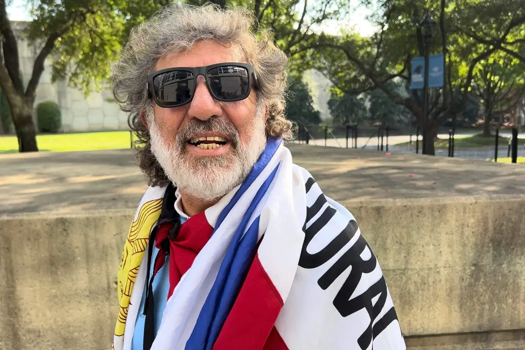 El aficionado uruguayo Agust&iacute;n Ram&oacute;n 'El Barba' Berganino fue registrado este s&aacute;bado, 13 de julio, durante una entrevista con EFE, en Charlotte (Carolina del Norte, EE.UU.). EFE/Andrea Montolivo