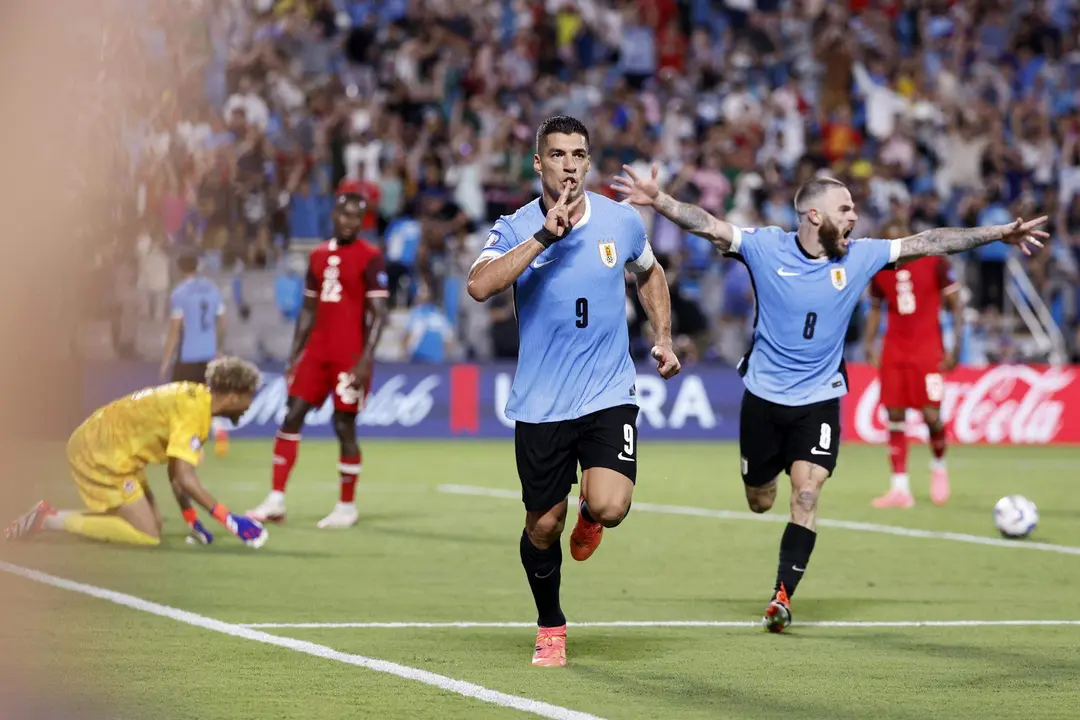 Luis Su&aacute;rez de Uruguay (C) celebra con su compa&ntilde;ero Nahitan Nandez en la  Copa Am&eacute;rica. EFE/EPA/ERIK S. MENOR
