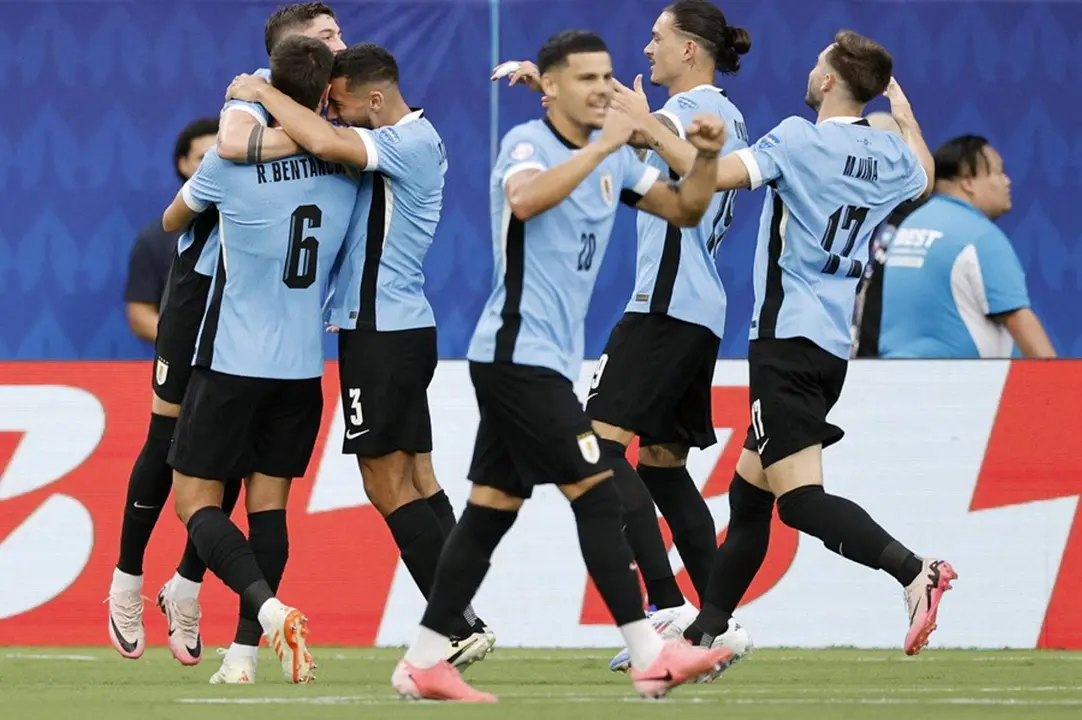 Rodrigo Bentancur de Uruguay (i) celebra con sus compa&ntilde;eros de equipo despu&eacute;s de anotar contra Canad&aacute; durante la Copa Am&eacute;rica. EFE/EPA/ERIK S. MENOR