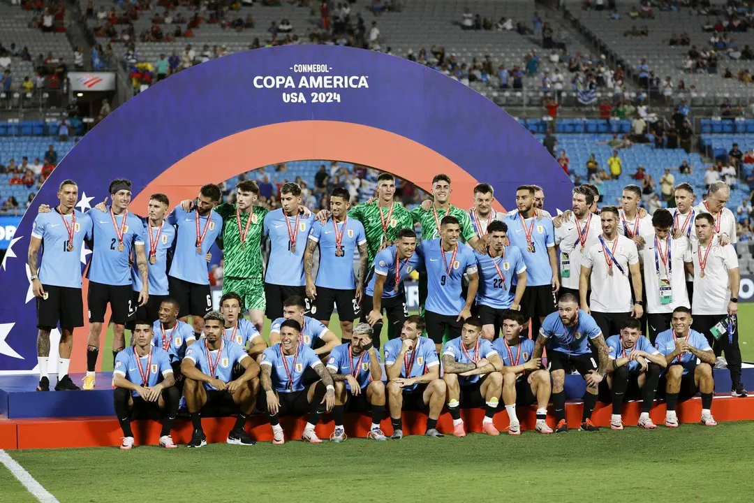Integrantes de la selecci&oacute;n uruguaya de f&uacute;tbol fueron registrados este s&aacute;bado, 13 de julio, al celebrar el tercer lugar obtenido en la Copa Am&eacute;rica 2024, en el estadio Bank of America de Charlotte (Carolina del Norte, EE.UU.). EFE/Erik S. Lesser