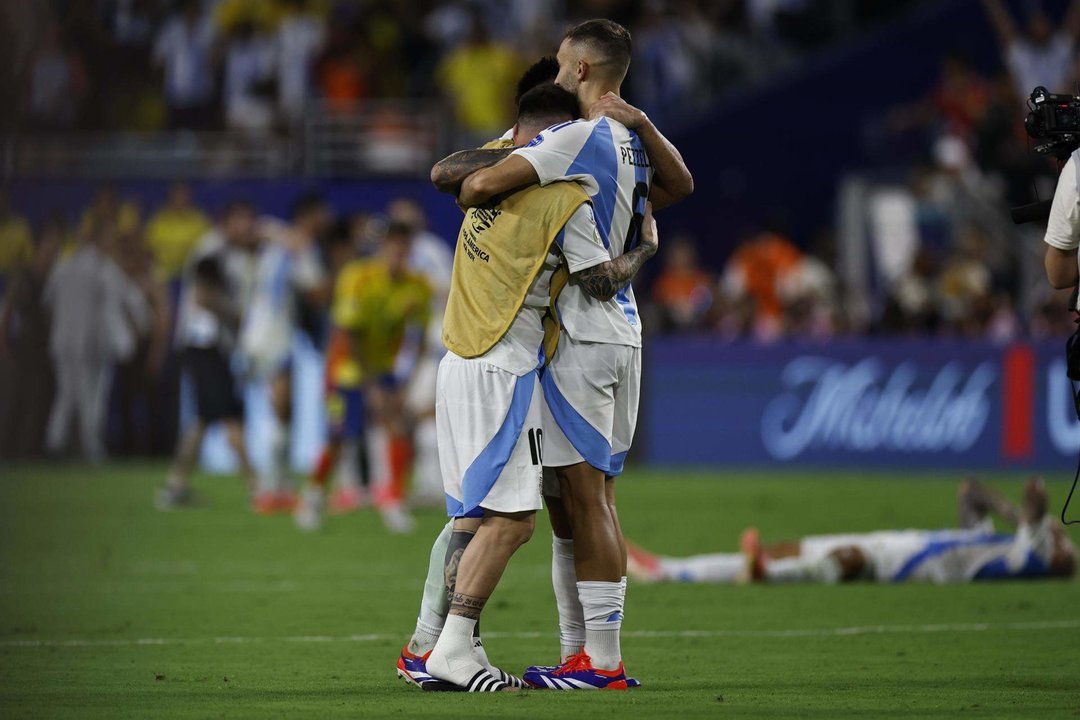 Los futbolistas argentinos Lionel Messi (c-i) y Germán Pezzella fueron registrados este domingo, 14 de julio, al abrazarse y celebrar la obtención del título de la Copa América 2024, en el estadio Hard Rock de Miami (Florida, EE.UU.). EFE/CJ Gunther