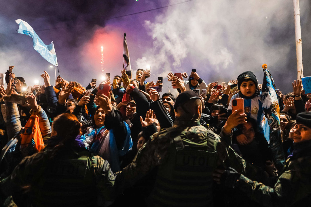 Aficionados de la selección argentina de fútbol fueron registrados este lunes, 15 de julio, al recibir a parte del equipo que ganó la víspera la Copa América 2024, en Ezeiza (Argentina). EFE/Juan Ignacio Roncoroni