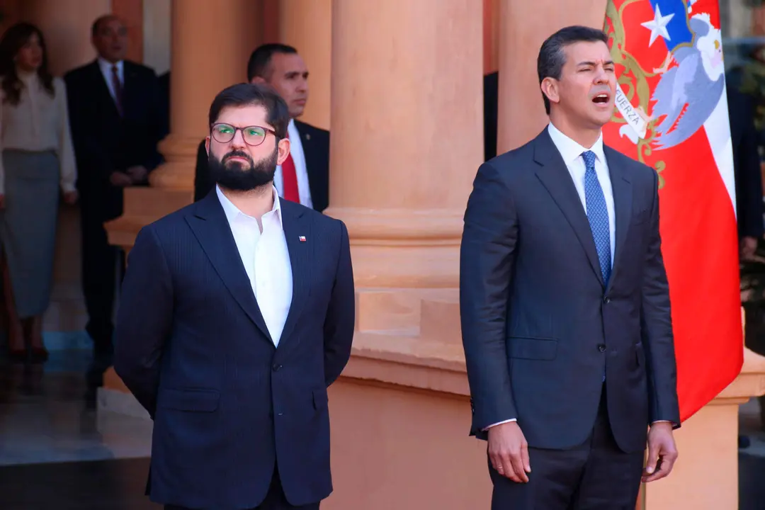 El presidente de Chile, Gabriel Boric (i), posa junto al presidente de Paraguay, Santiago Pe&ntilde;a, este mi&eacute;rcoles en el Palacio de L&oacute;pez de Asunci&oacute;n. Al margen de los diversos asuntos bilaterales que trataron, el f&uacute;tbol de las selecciones de ambos pa&iacute;ses y la reciente Copa Am&eacute;rica tambi&eacute;n fueron tratados en la reuni&oacute;n privada. EFE/ Nina Osorio
