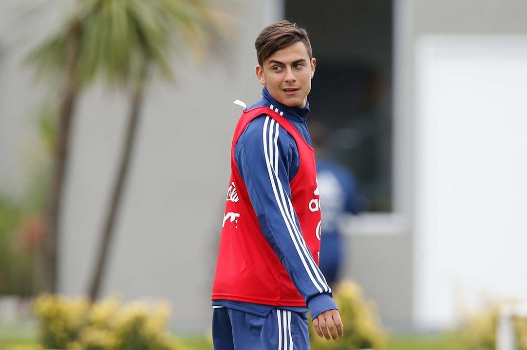 Fotografía de archivo en la que se registró al delantero argentino Paulo Dybala, durante un entrenamiento con la selección nacional de fútbol de su país, en Buenos Aires (Argentina). EFE/Juan Ignacio Roncoroni